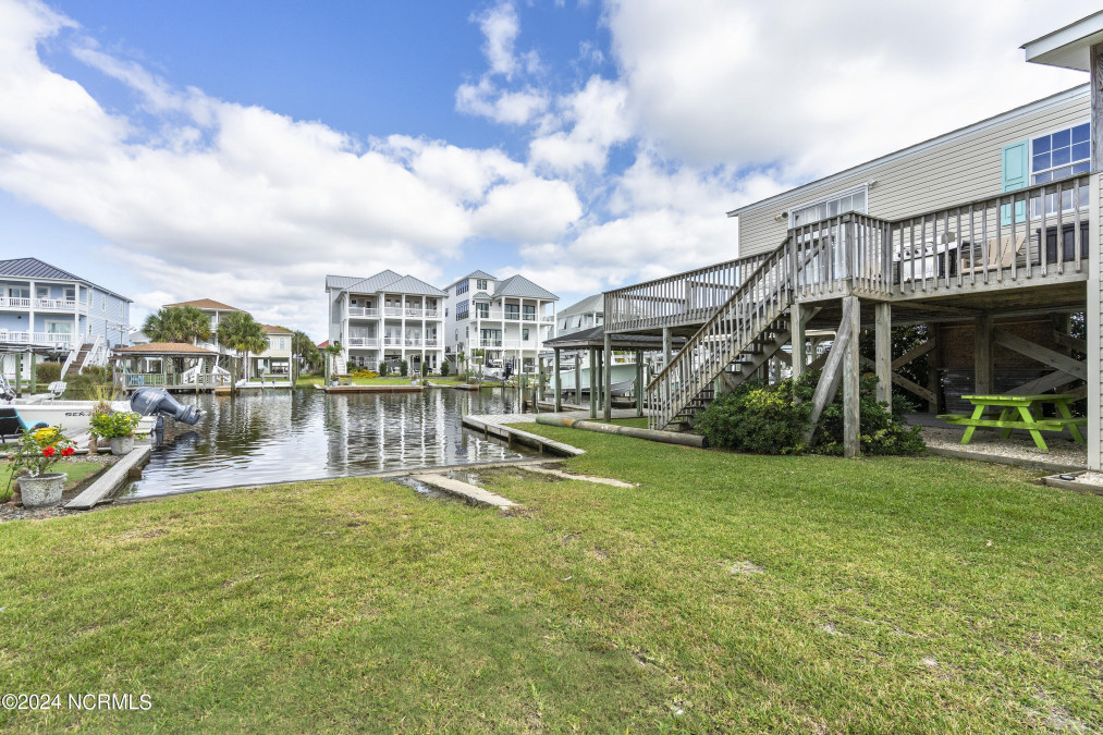 3078 3rd St Surf City, NC 28445