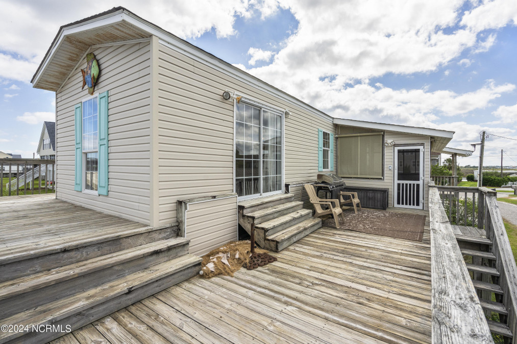 3078 3rd St Surf City, NC 28445