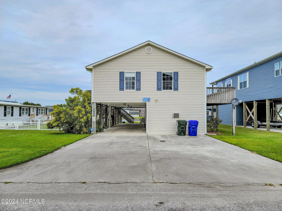 1038 1st St Surf City, NC 28445