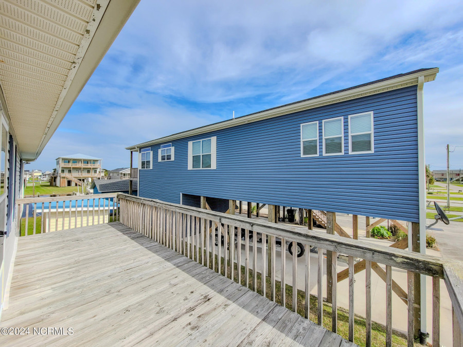 1038 1st St Surf City, NC 28445