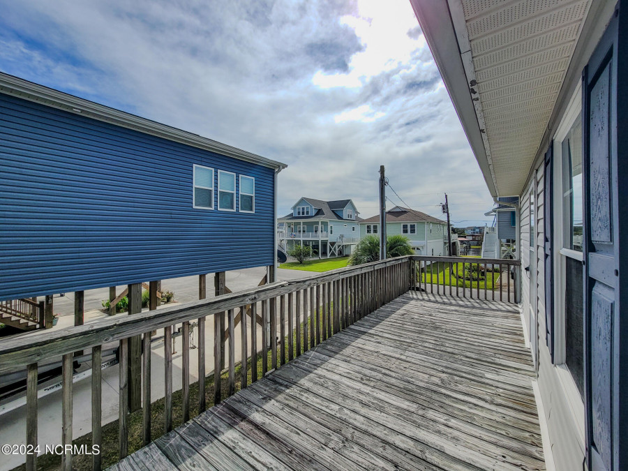 1038 1st St Surf City, NC 28445