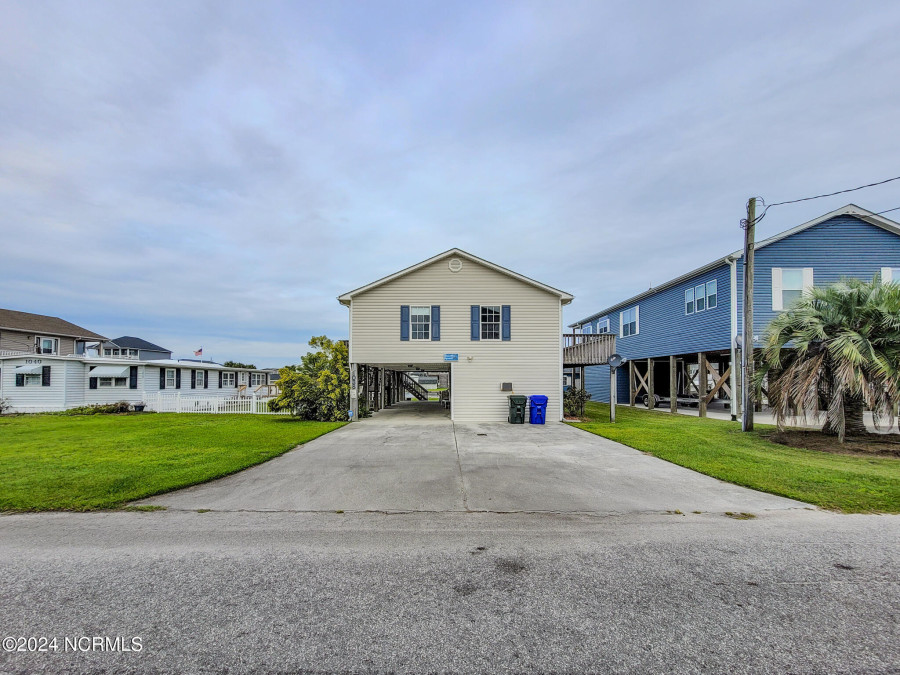 1038 1st St Surf City, NC 28445