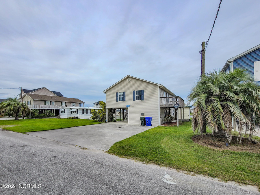 1038 1st St Surf City, NC 28445