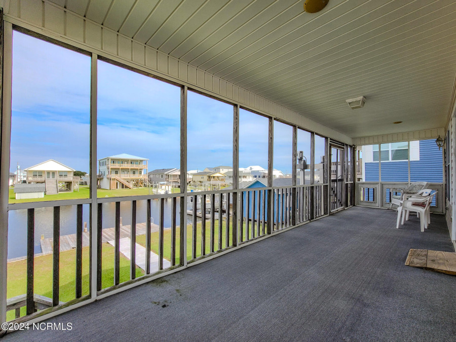 1038 1st St Surf City, NC 28445