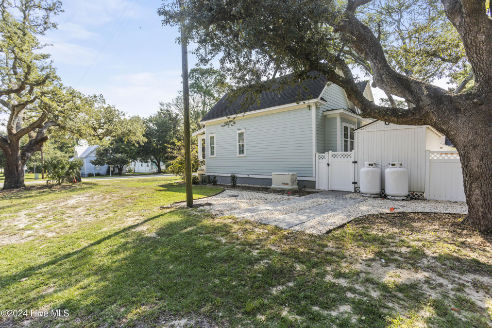 319 Lord St Southport, NC 28461