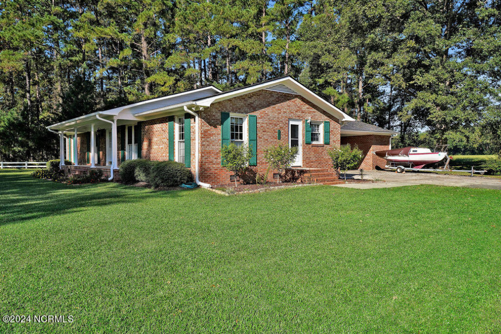 293 White Pine Rd Lake Waccamaw, NC 28450