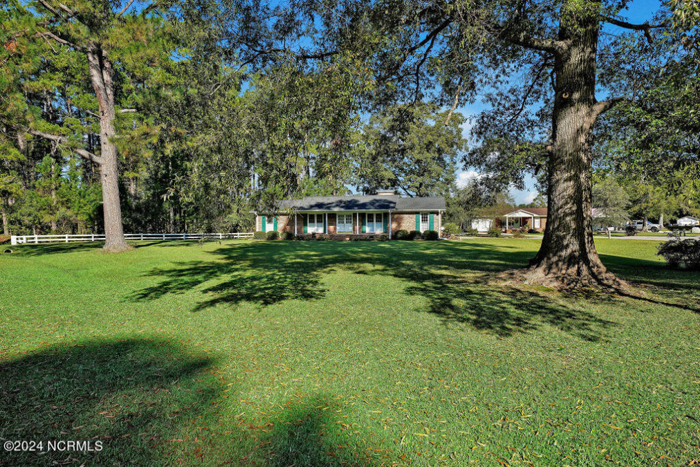 293 White Pine Rd Lake Waccamaw, NC 28450