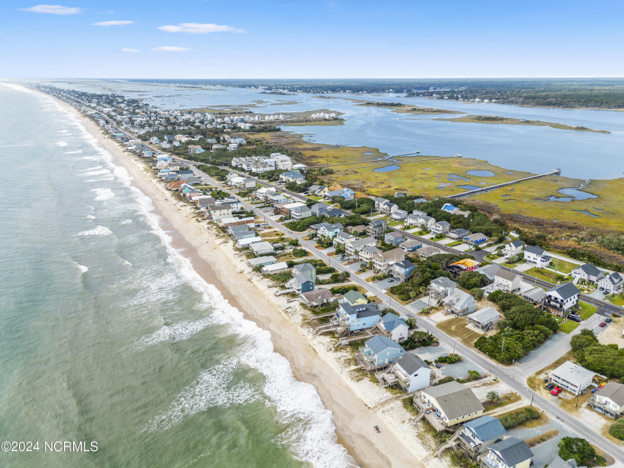 1103 Topsail Dr Surf City, NC 28445