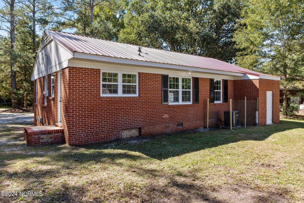 404 Gill St Elizabethtown, NC 28337