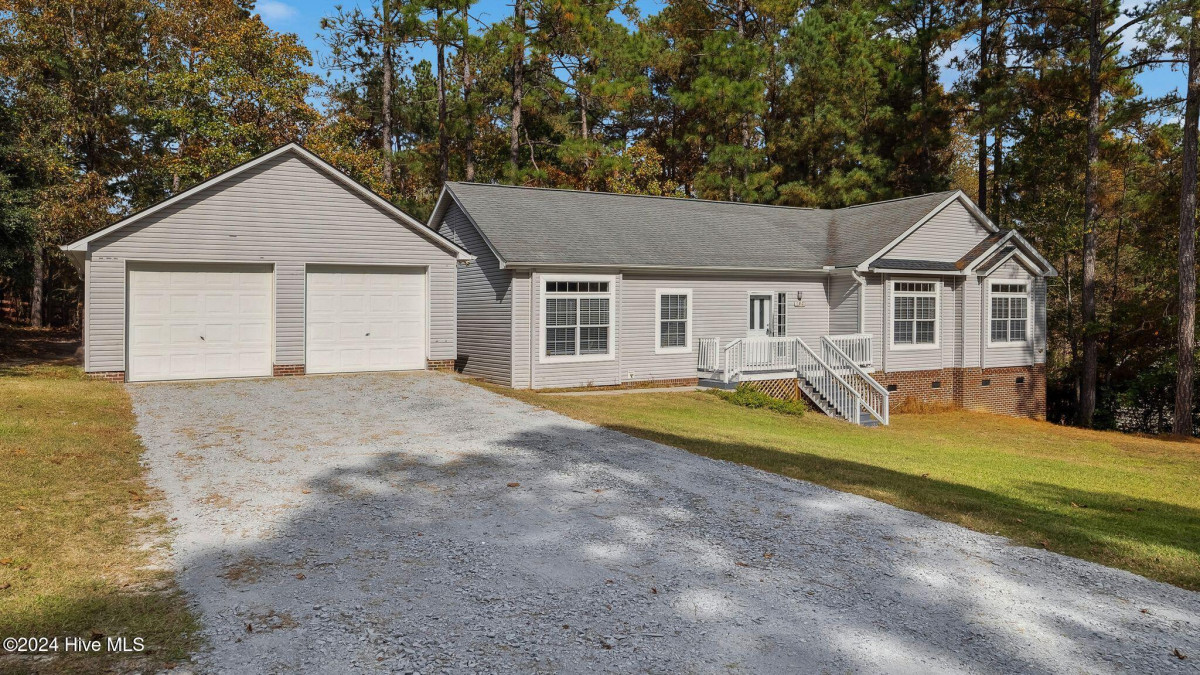 127 Bellhaven Dr Whispering Pines, NC 28327