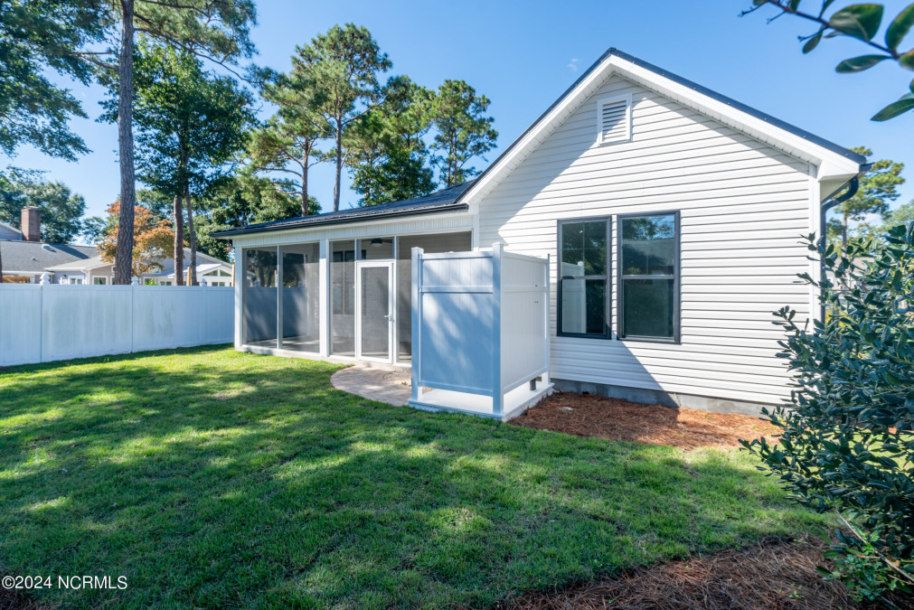 104 16th St Oak Island, NC 28465