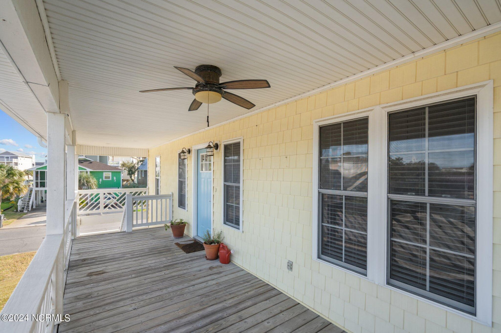 915 Whitecaps Ln Carolina Beach, NC 28428