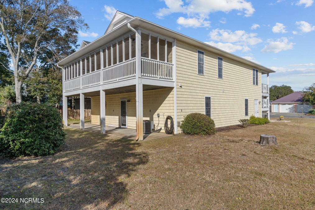 915 Whitecaps Ln Carolina Beach, NC 28428