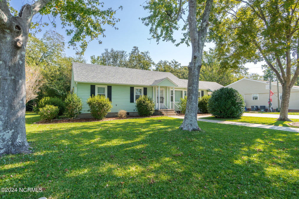 1617 New Bern St Newport, NC 28570