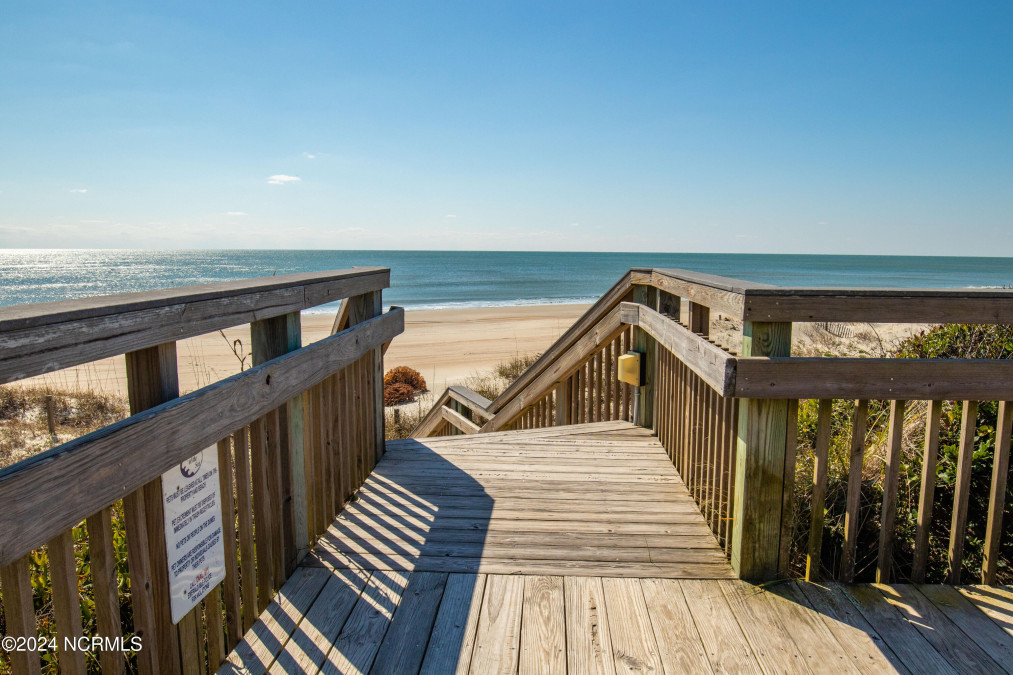 8801 Reed Dr Emerald Isle, NC 28594