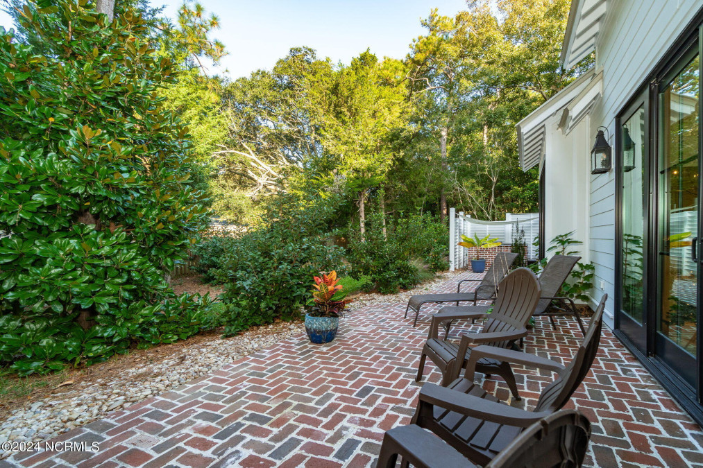 108 Olive Ct Pine Knoll Shores, NC 28512