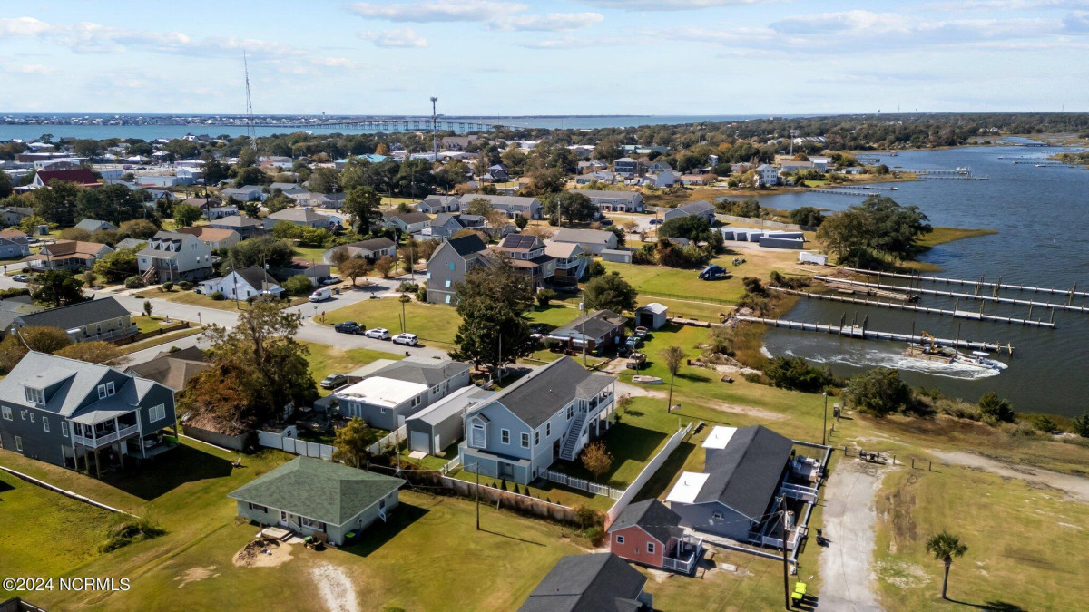 508 12th St Morehead City, NC 28557