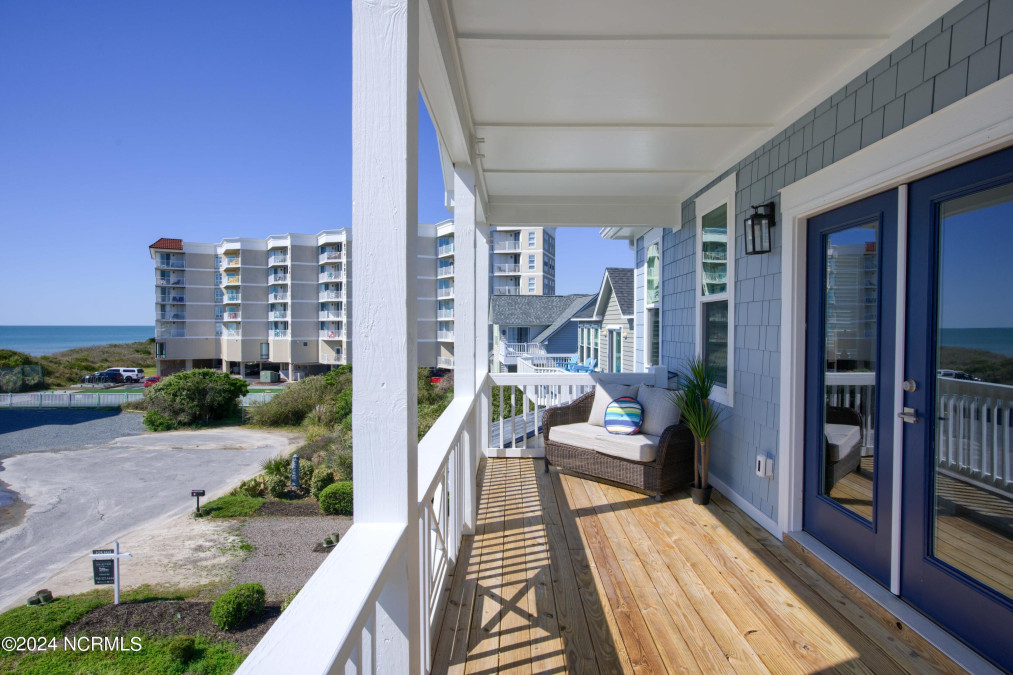 21 Porpoise Pl North Topsail Beach, NC 28460