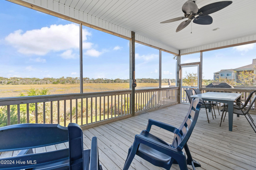 1020 Pelican Dr Oak Island, NC 28465