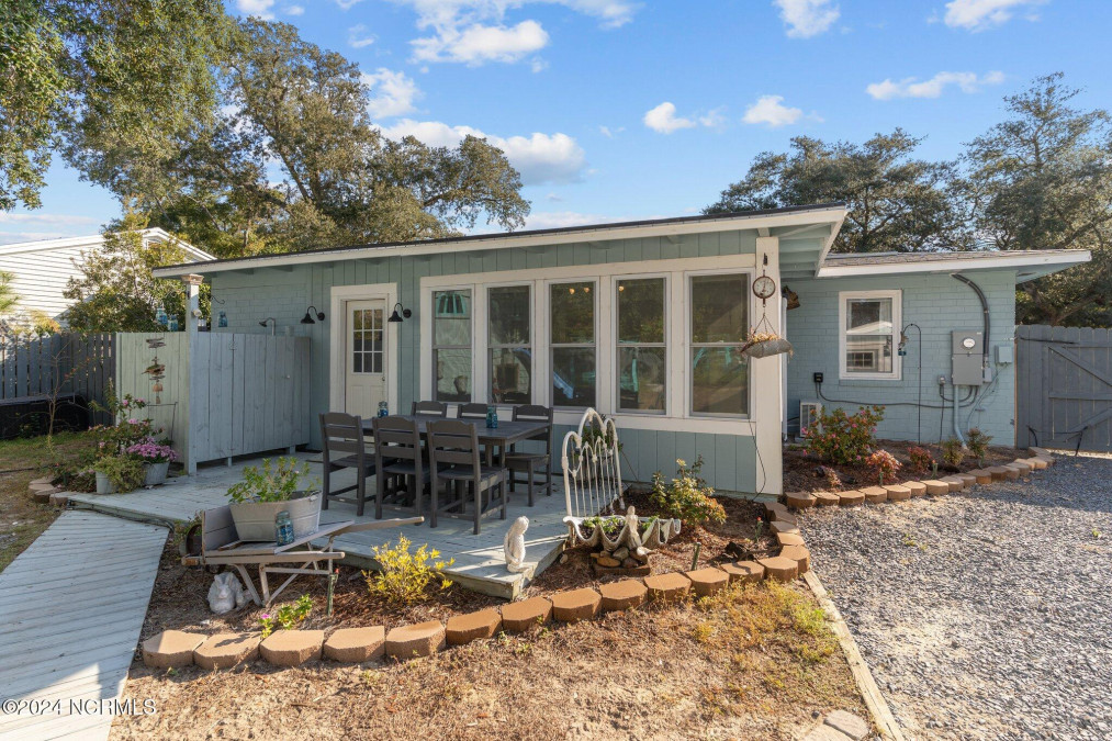 407 Norton St Oak Island, NC 28465