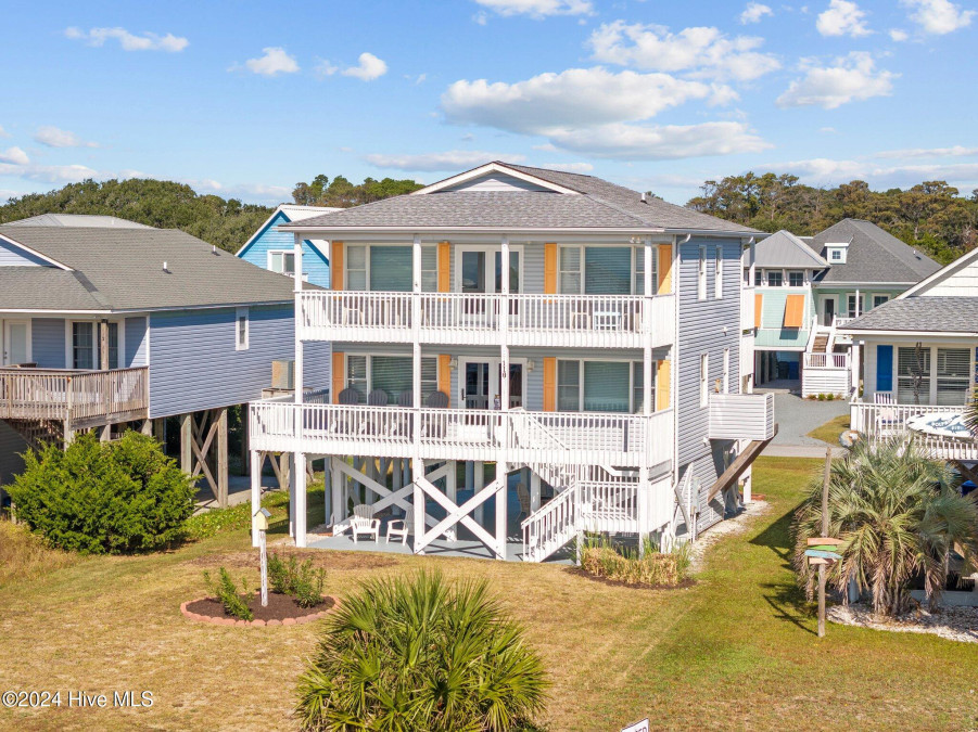 110 Dolphin Dr Oak Island, NC 28465