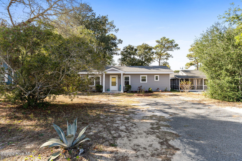 123 38th St Oak Island, NC 28465