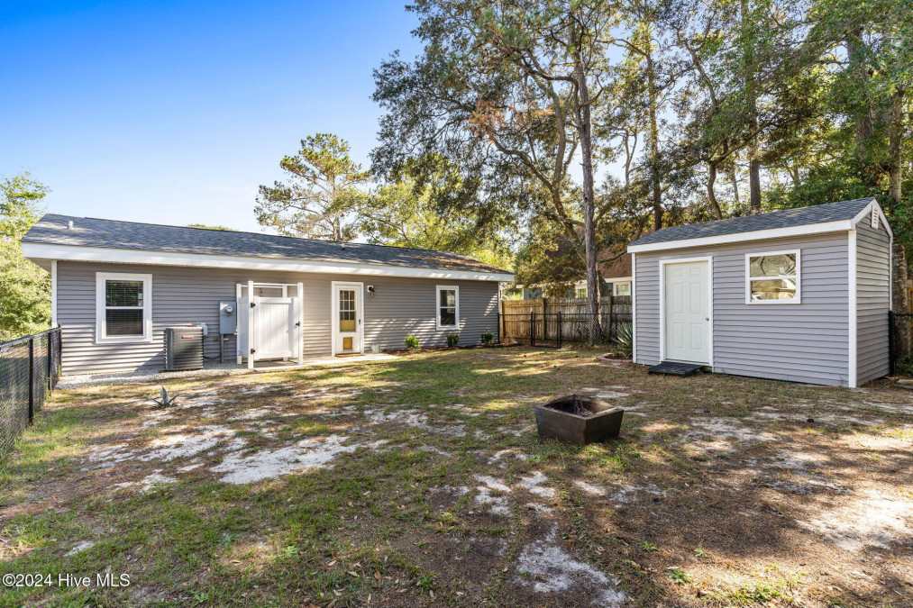 123 38th St Oak Island, NC 28465