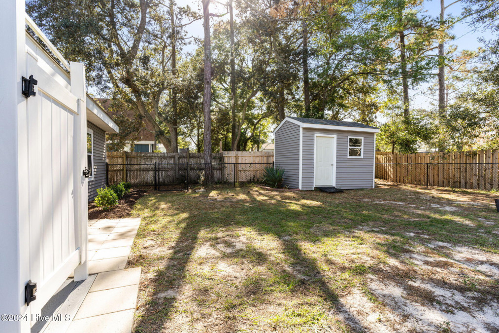 123 38th St Oak Island, NC 28465