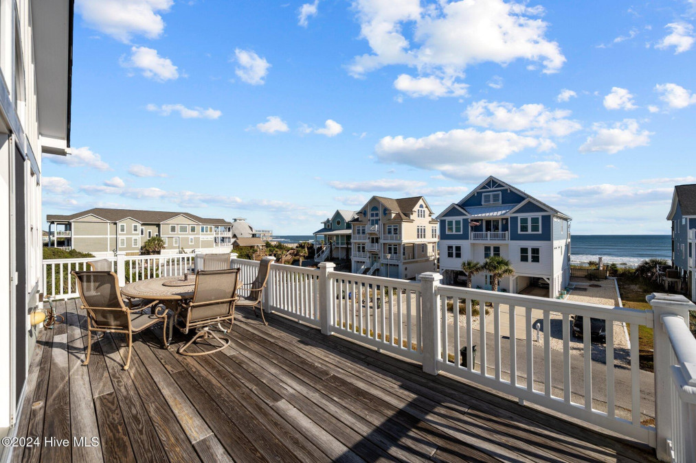 26 Porpoise Pl North Topsail Beach, NC 28460