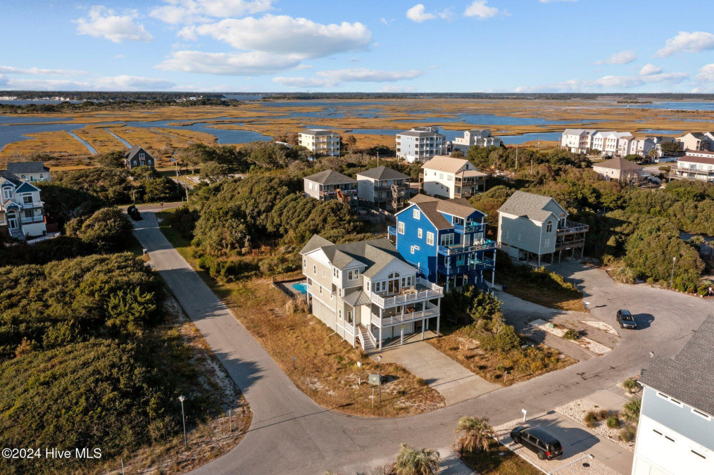 26 Porpoise Pl North Topsail Beach, NC 28460