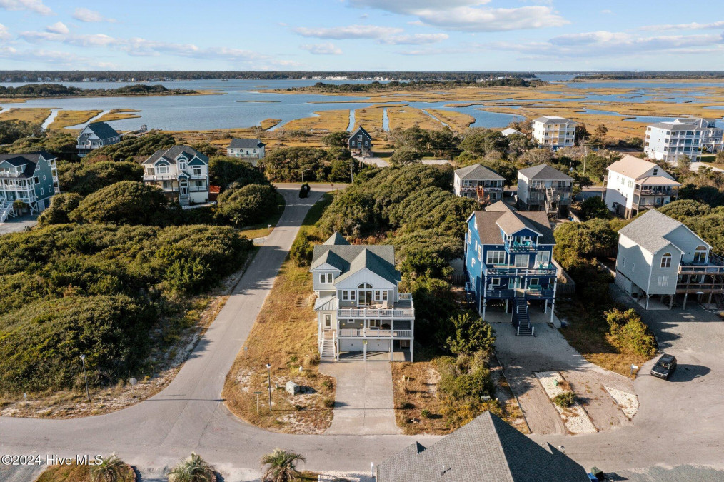 26 Porpoise Pl North Topsail Beach, NC 28460