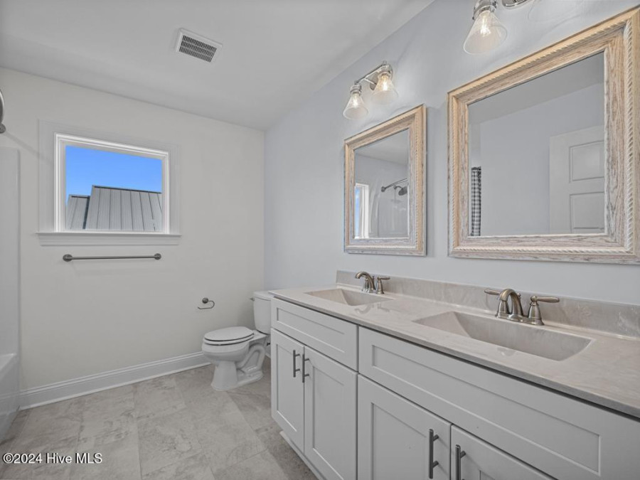 109 Old Village Ln North Topsail Beach, NC 28460