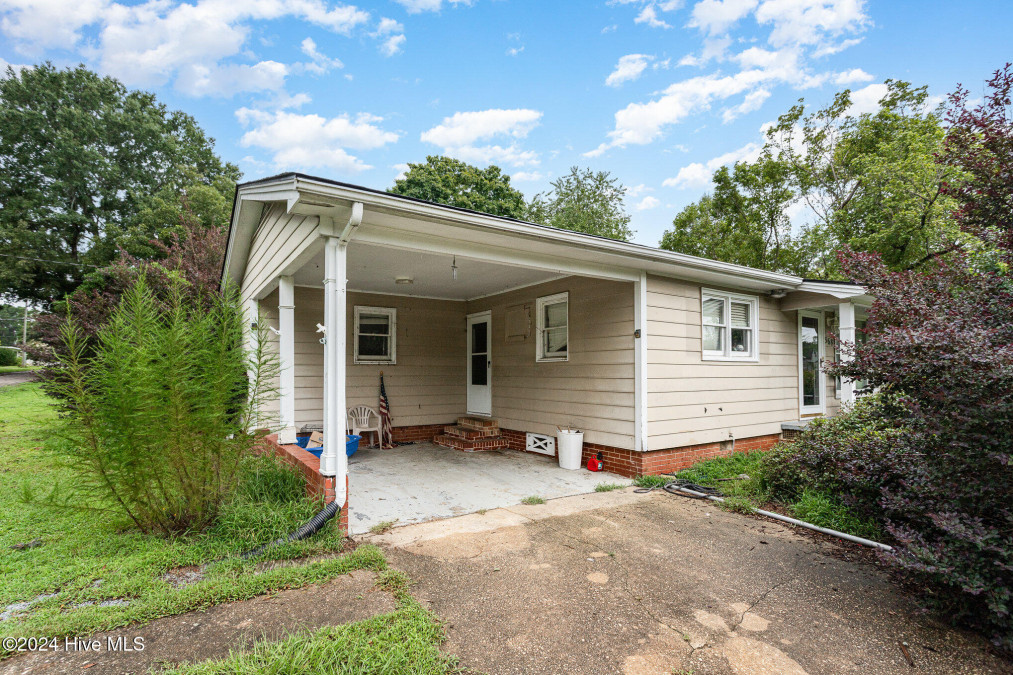 568 Lincoln St Coats, NC 27521