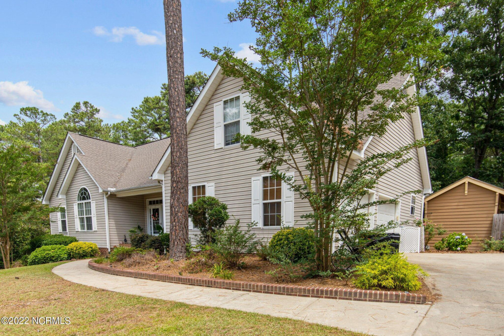 255 Hedgelawn Way Southern Pines, NC 28387