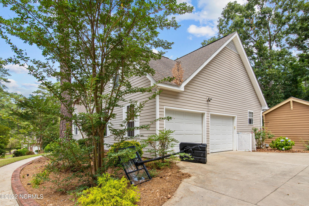 255 Hedgelawn Way Southern Pines, NC 28387