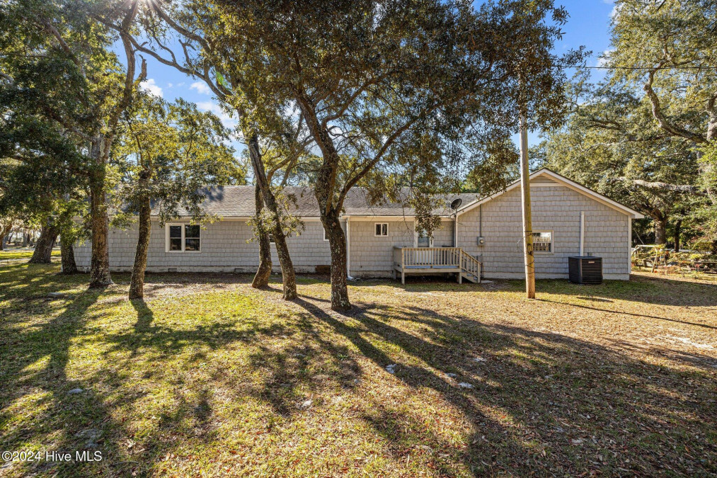 475 Island Rd Harkers Island, NC 28531