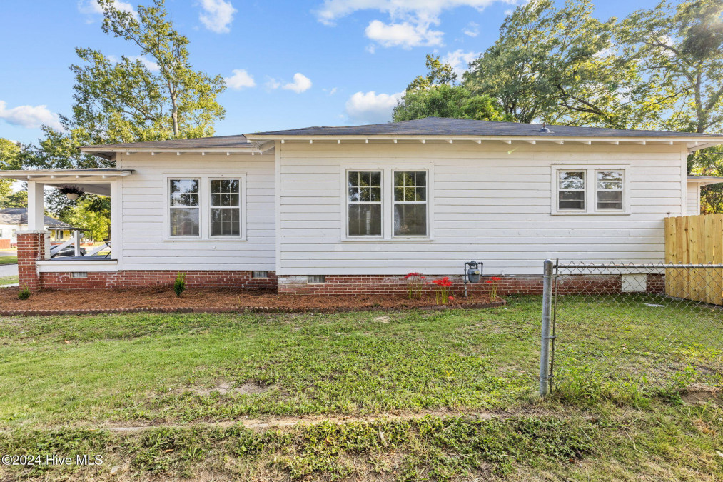 417 James St Laurinburg, NC 28352