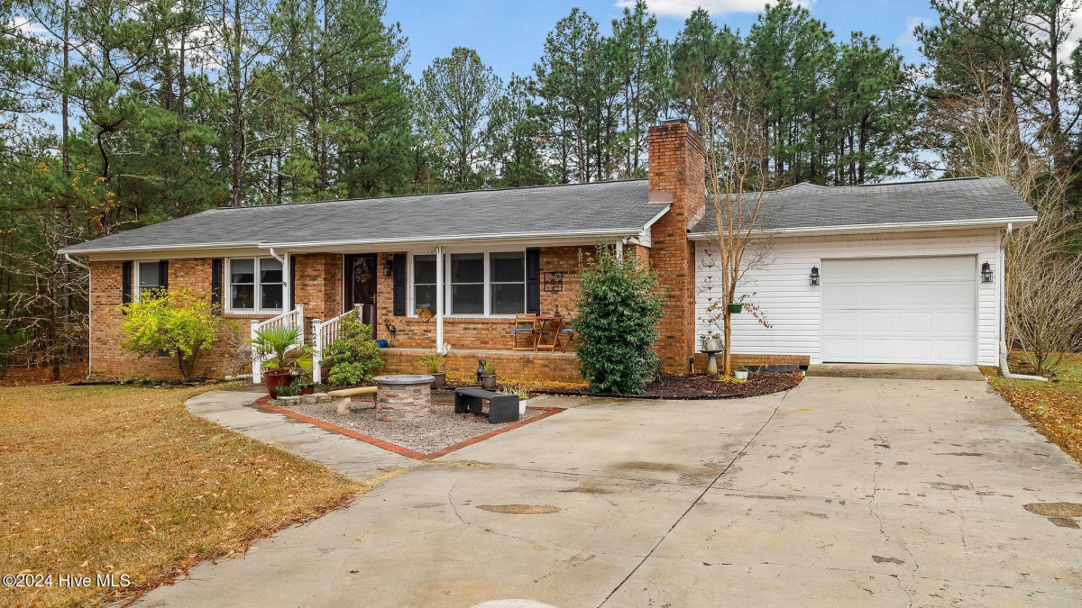 124 Pineneedle Dr West End, NC 27376