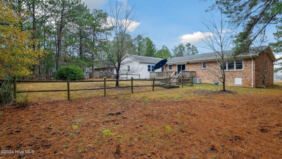 124 Pineneedle Dr West End, NC 27376