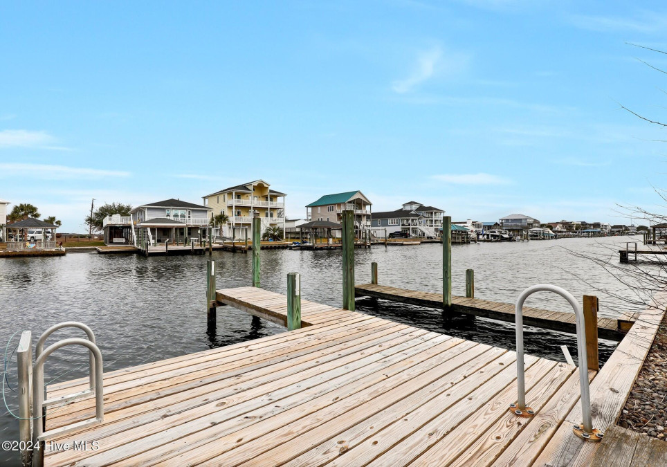 7120 7th St Surf City, NC 28445