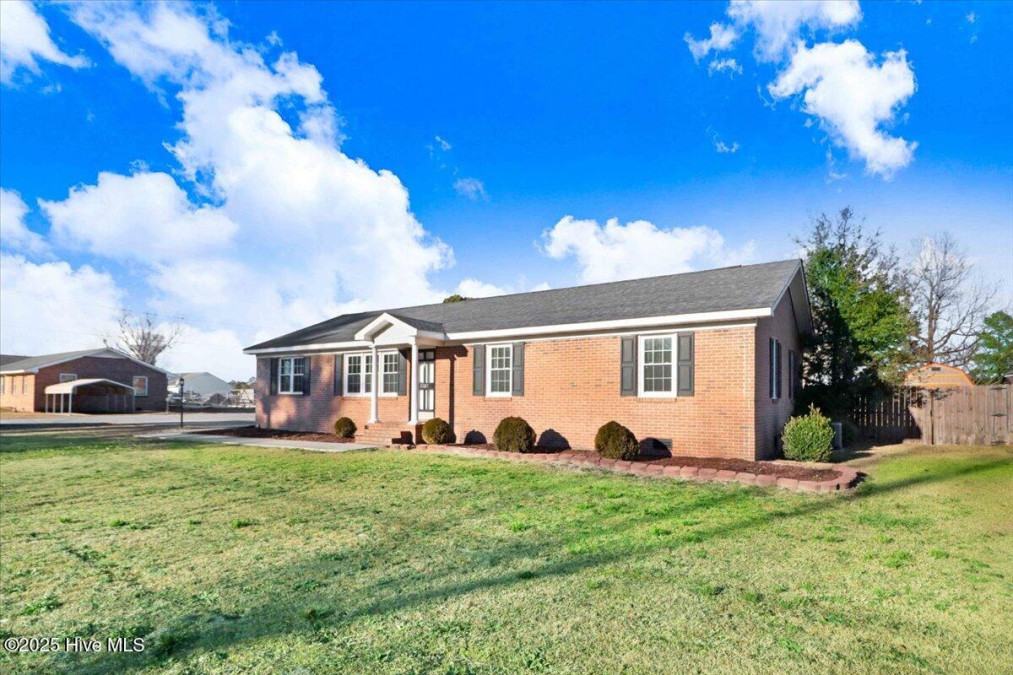 2157 Crescent Dr Kinston, NC 28504