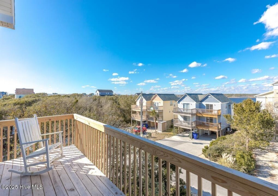 104 Windward Dr Surf City, NC 28445