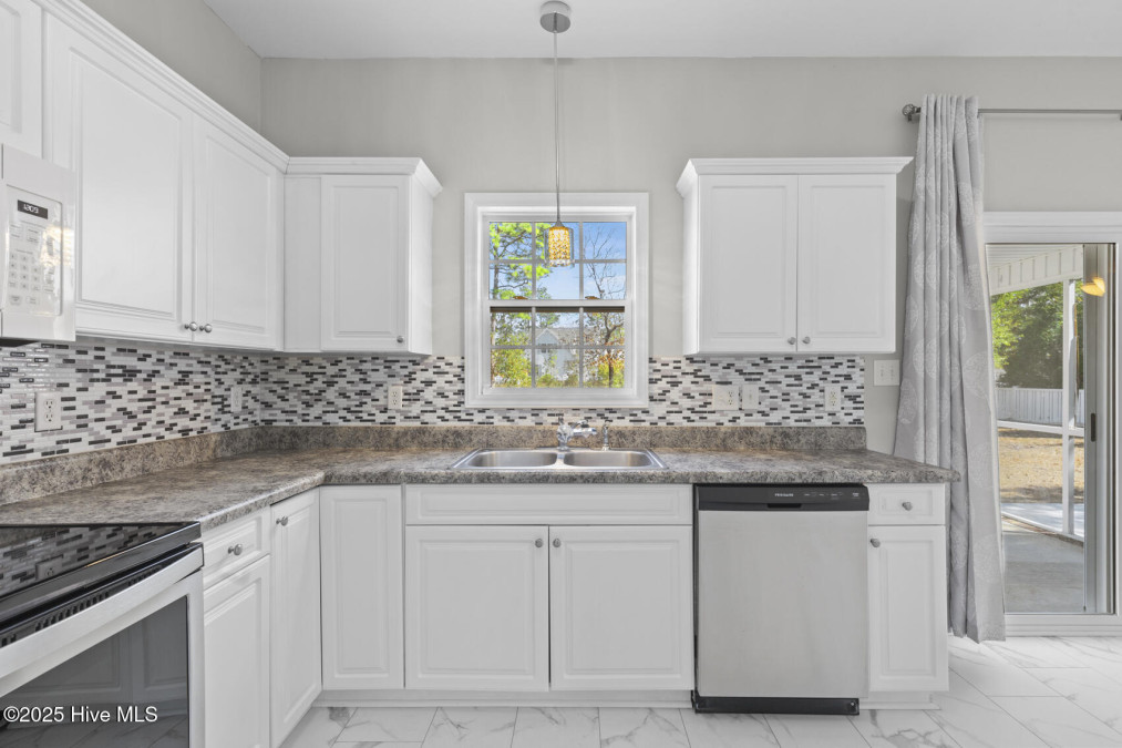 102 Bobwhite Cir Cape Carteret, NC 28584