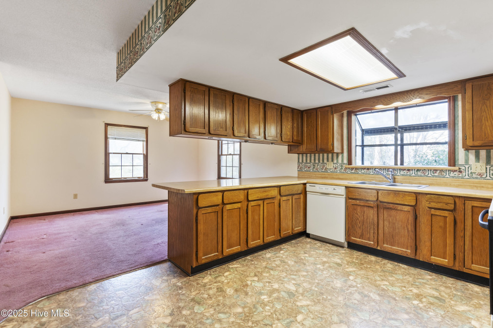 610 Columbia Ave Carolina Beach, NC 28428