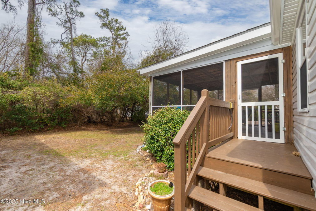 122 Lejeune Rd Cape Carteret, NC 28584