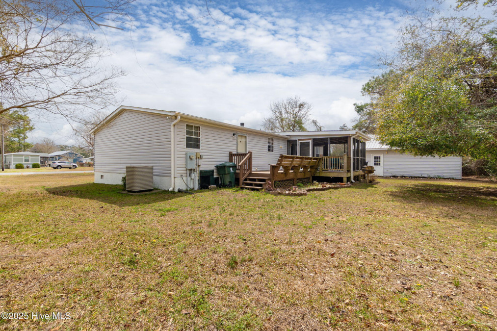 122 Lejeune Rd Cape Carteret, NC 28584