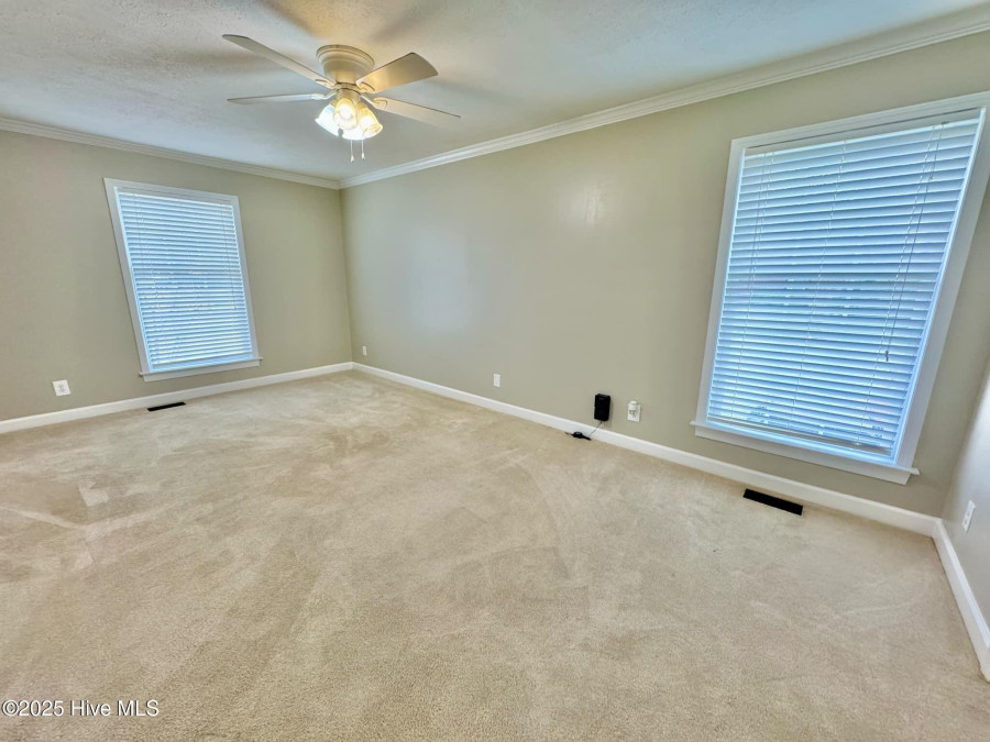 2726 Saint John Cir Kinston, NC 28504