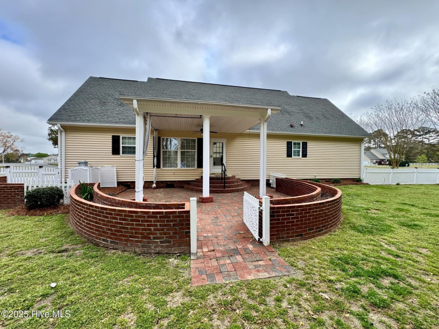 2726 Saint John Cir Kinston, NC 28504