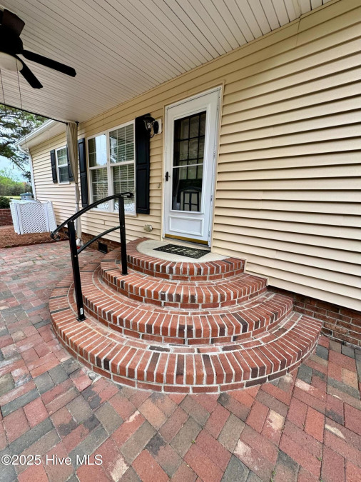 2726 Saint John Cir Kinston, NC 28504