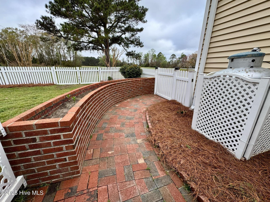 2726 Saint John Cir Kinston, NC 28504